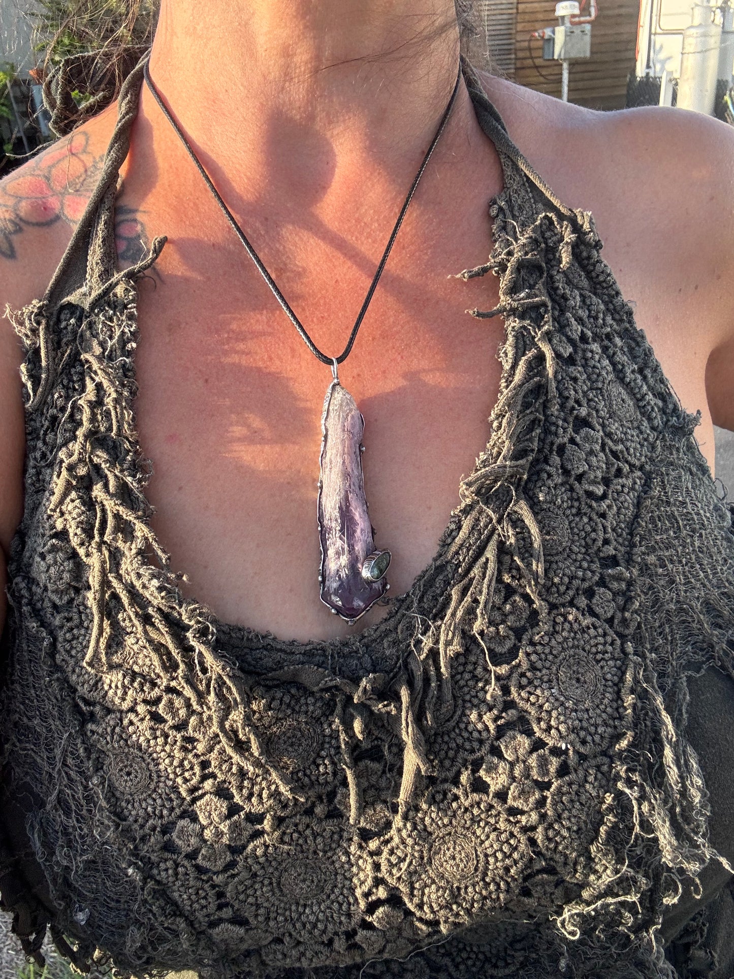 Bahia Amethyst ‘Dragons tooth’ adorned with green Kyanite point✨