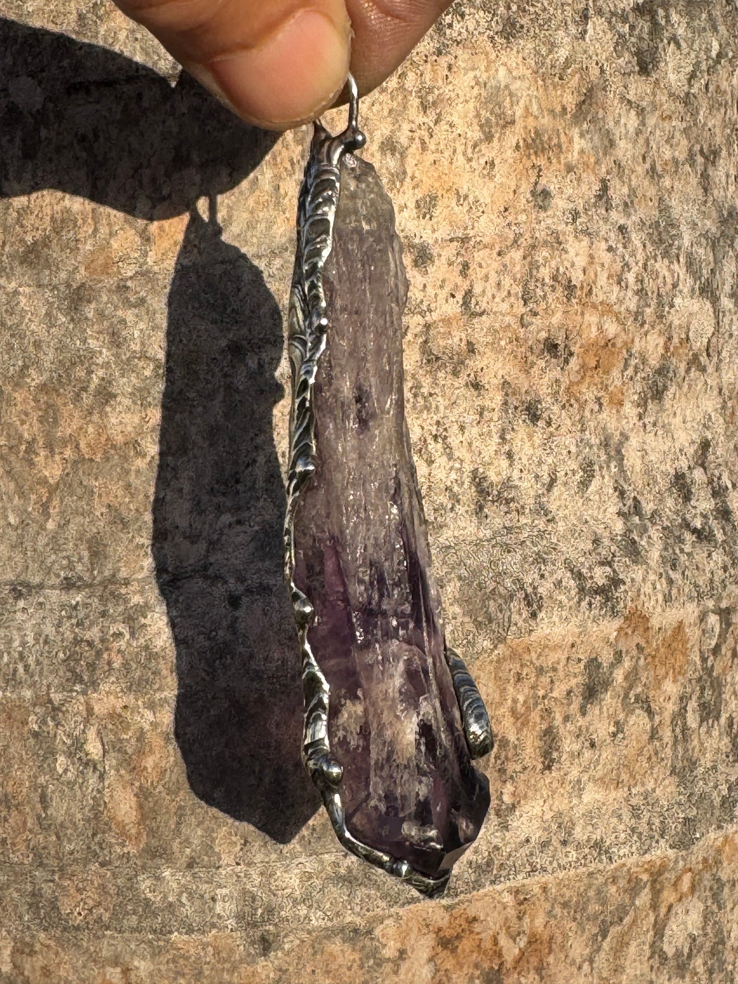 Bahia Amethyst ‘Dragons tooth’ adorned with green Kyanite point✨