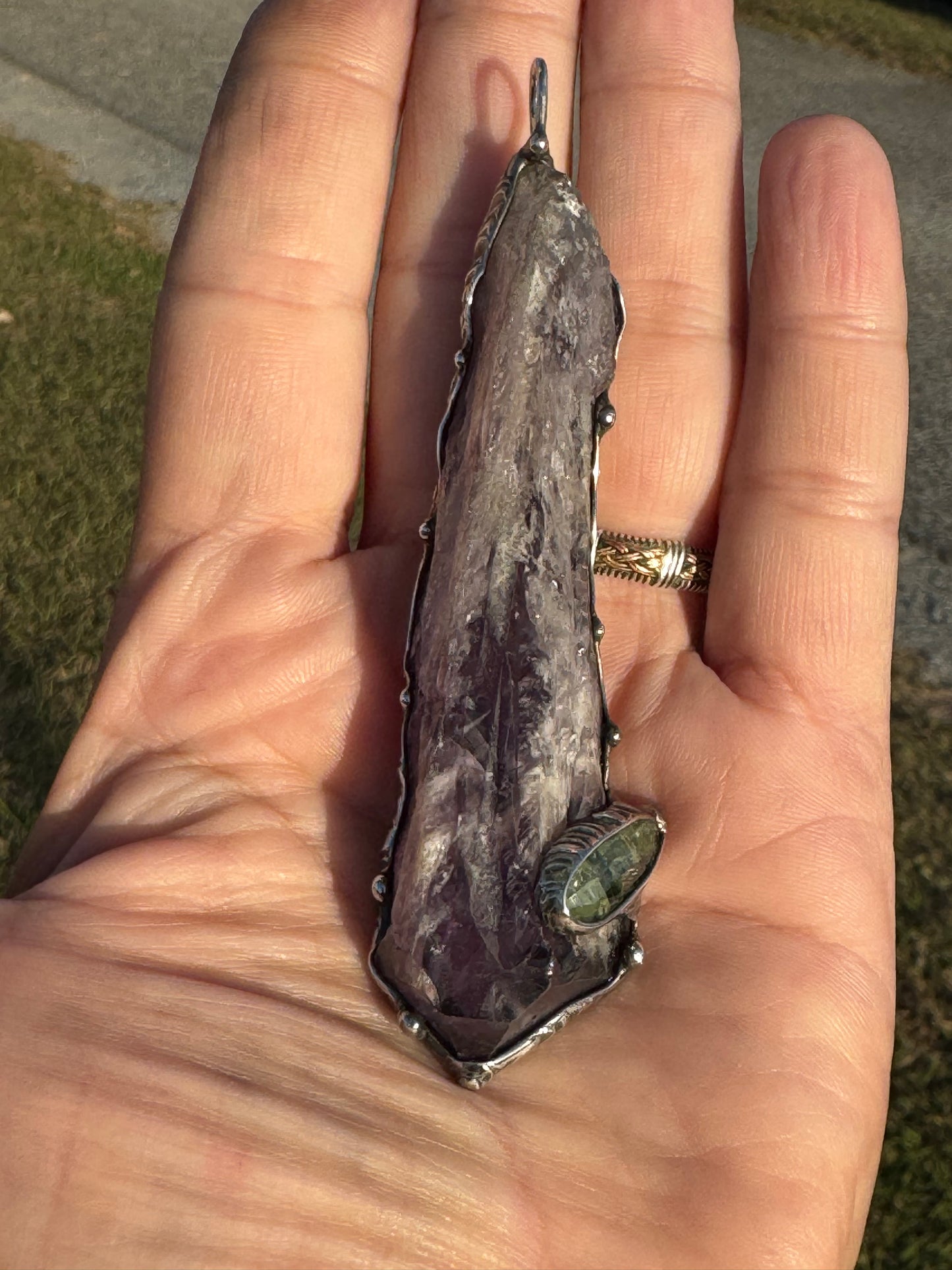 Bahia Amethyst ‘Dragons tooth’ adorned with green Kyanite point✨