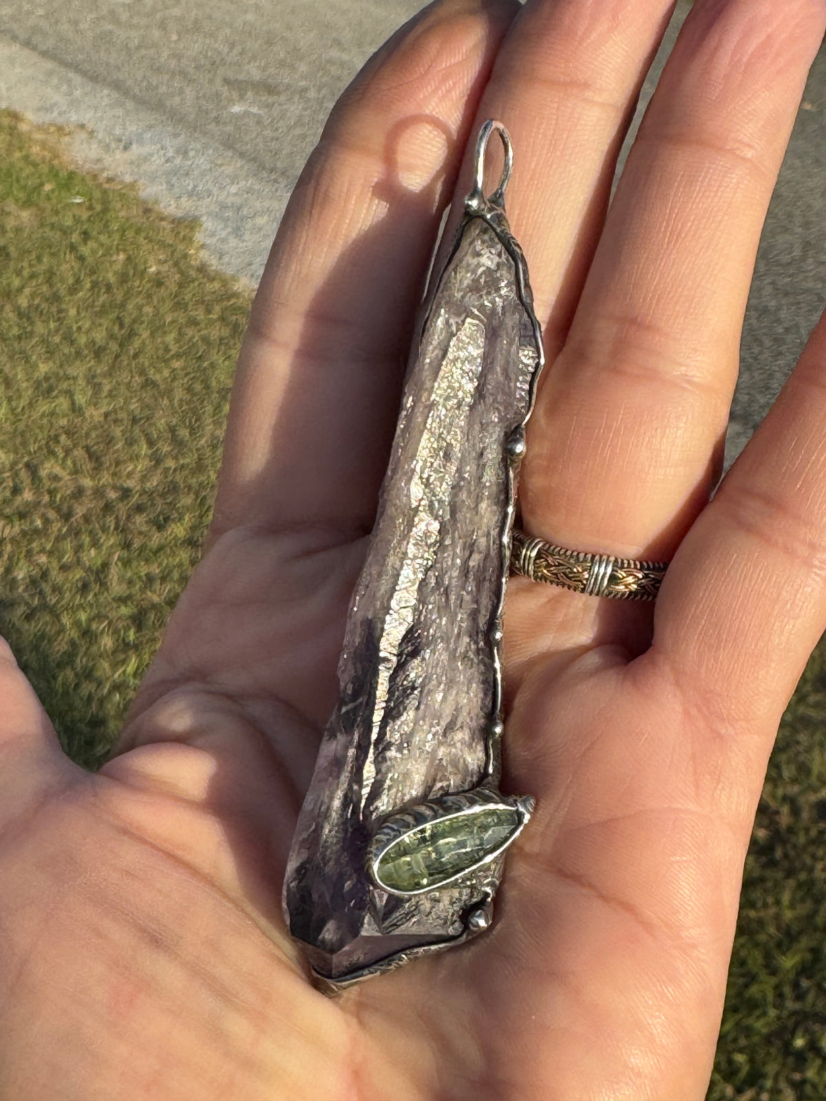 Bahia Amethyst ‘Dragons tooth’ adorned with green Kyanite point✨