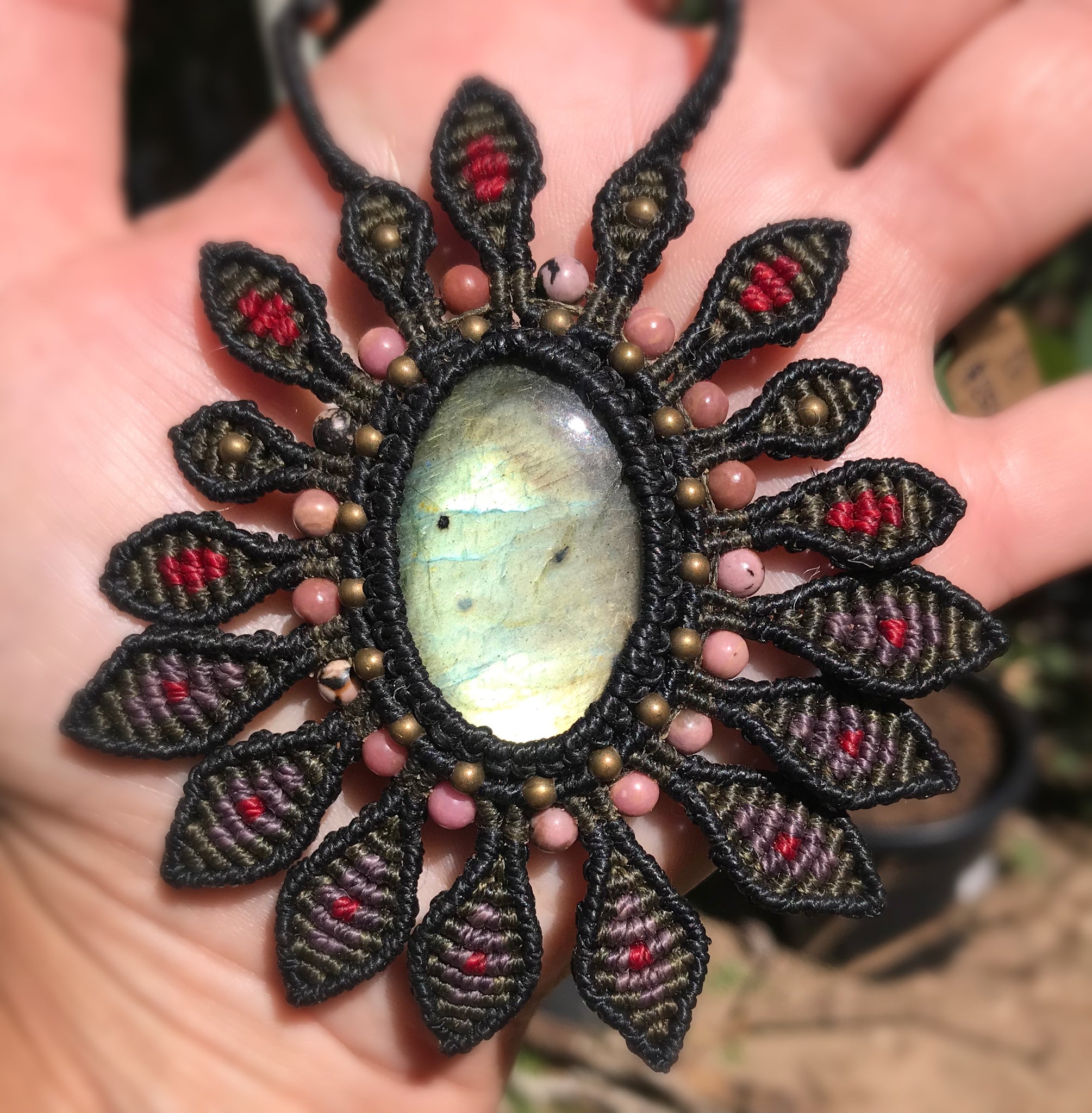 Super Flashy macrame Labradorite Crystal pendant with incorporated Rhodonite and brass beads ♥️