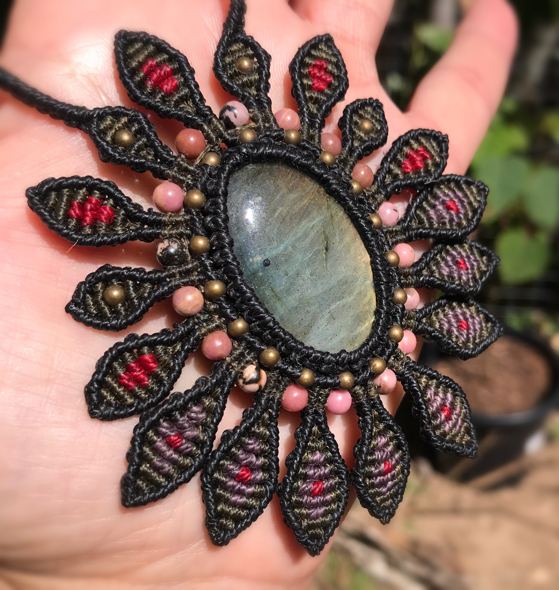 Super Flashy macrame Labradorite Crystal pendant with incorporated Rhodonite and brass beads ♥️