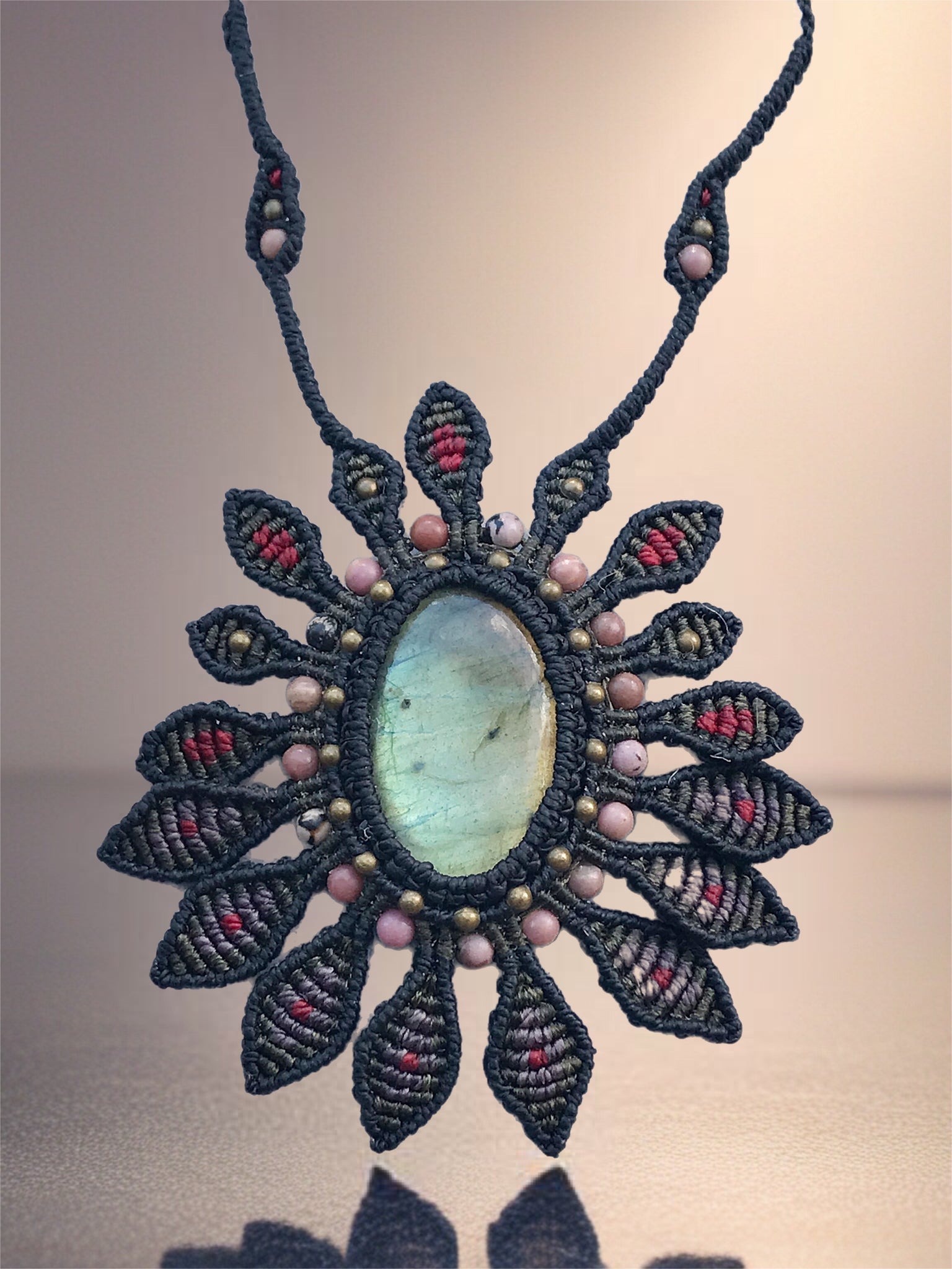 Super Flashy macrame Labradorite Crystal pendant with incorporated Rhodonite and brass beads ♥️