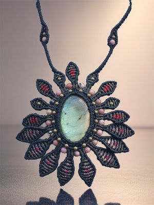 Super Flashy macrame Labradorite Crystal pendant with incorporated Rhodonite and brass beads ♥️