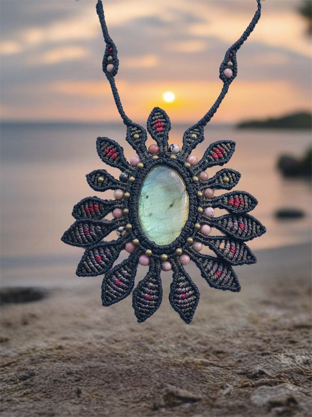 Super Flashy macrame Labradorite Crystal pendant with incorporated Rhodonite and brass beads ♥️