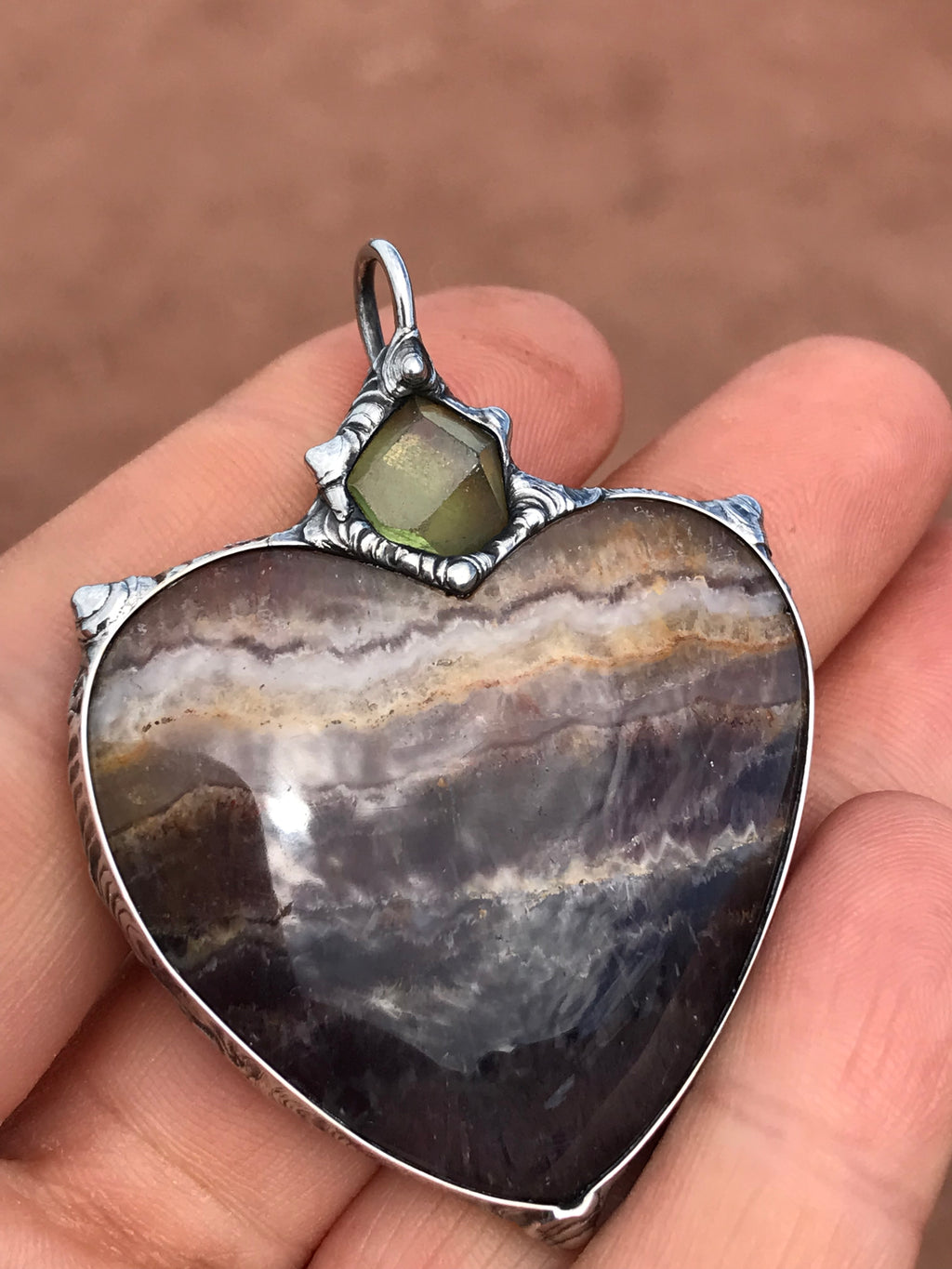 Banded agate and peridot Wealth through love for this earth